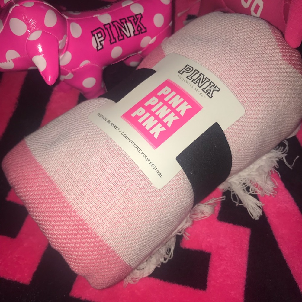 ๐๐VS Pink Beach Blanket ๐๐ - Picture 1 of 5